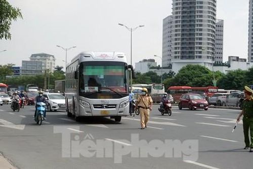 Lượng phương tiện tăng đột biến trước kỳ nghỉ lễ 2/9, nhiều xe khách 'nhồi nhét' bị xử lý