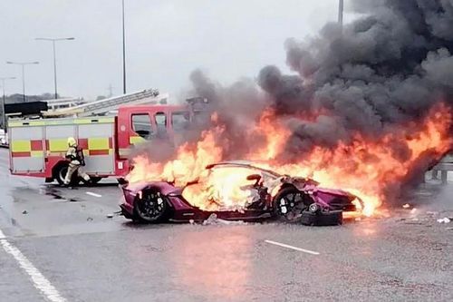 Lamborghini Aventador SVJ bị thiêu rụi sau va chạm với Mazda CX-5