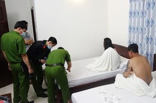 Bắt quả tang 8 đôi nam nữ mua bán dâm tại nhiều quán karaoke, khách sạn và massage