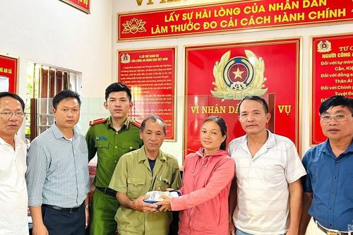 Hai vợ chồng trả lại 200 triệu đồng nhặt được cho người đánh rơi