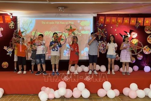 Trẻ em Việt Nam tại Pháp vui đón Tết Trung thu
