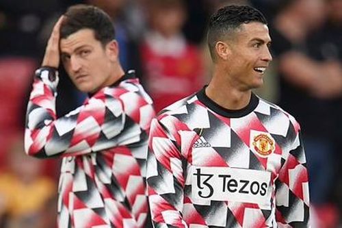 Ronaldo cầm đầu nhóm cầu thủ đòi tước băng thủ quân của Maguire
