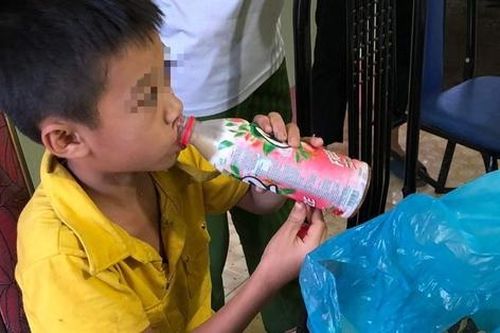Bé 9 tuổi đi bộ 20km tìm mẹ đi làm xa