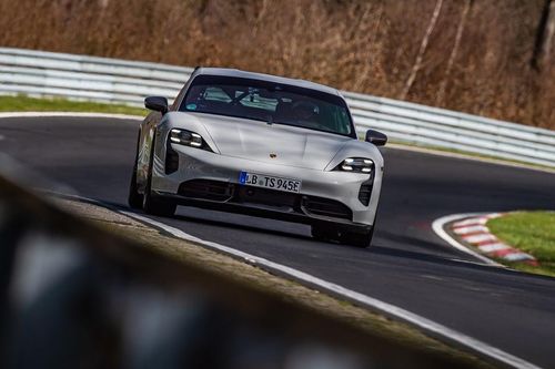 Porsche Taycan lập kỉ lục mới trên đường đua Nürburgring với phiên bản Turbo S