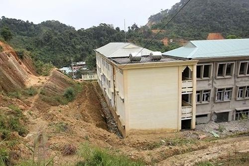 Trường mới xây đội vốn hơn 100 tỷ đồng nhưng học sinh vẫn phải đi học trường tạm
