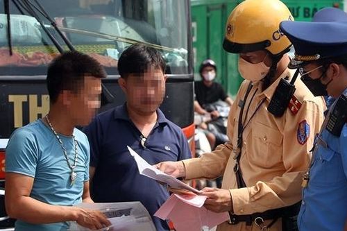 Loạt xe khách nhồi nhét, chạy 'rùa bò' bị xử lý