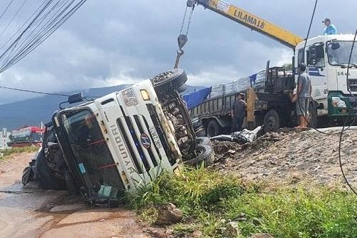 Xe tải lật nhào đè chết 2 người phụ nữ
