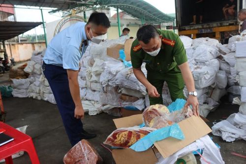 Phát hiện trên 86 tấn thực phẩm đông lạnh 'vô chủ'