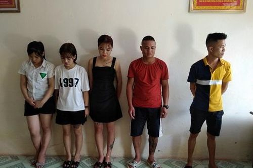 Nhóm nam nữ tụ tập 'bay lắc' trong quán karaoke