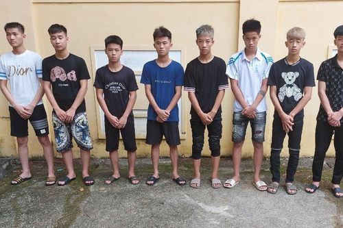 8 'trẻ trâu' dàn cảnh đánh, cướp 10 điếu thuốc lá điện tử