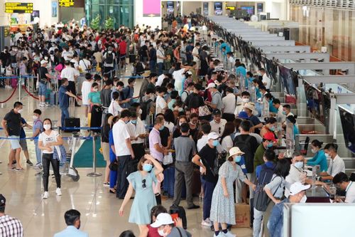 Dòng người ùn ùn đổ về sân bay quốc tế Nội Bài rời Thủ đô nghỉ lễ Quốc khánh