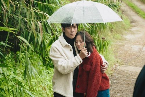 Bảo Anh liên tục 'khóa môi' Lãnh Thanh trong MV mới
