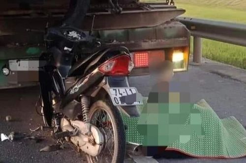 Đâm vào xe đầu kéo, cụ ông 82 tuổi cùng vợ tử vong thương tâm