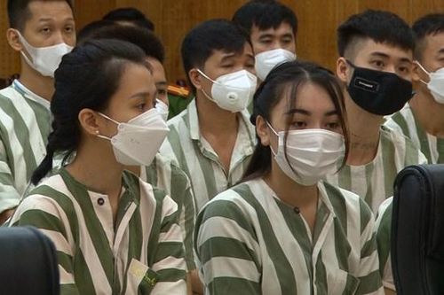 40 phạm nhân nghẹn ngào nhận CCCD sau khi được đặc xá