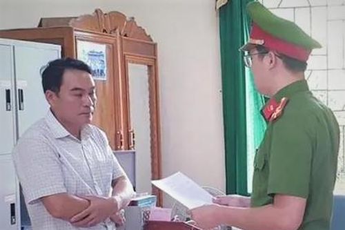 Chủ tịch xã và kế toán dùng chứng từ giả rút hơn 600 triệu đồng