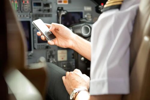 Phi công dọa quay đầu máy bay nếu hành khách không dừng gửi ảnh nóng