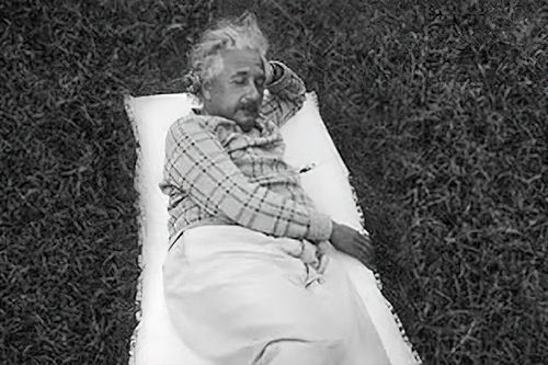 Albert Einstein ngủ bao nhiêu tiếng mỗi ngày?