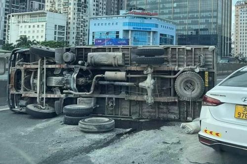 Ôtô tải lật chắn ngang đường vành đai 3 trên cao, xe cộ ùn tắc dài