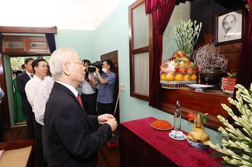 Tổng bí thư Nguyễn Phú Trọng dâng hương tưởng niệm Bác Hồ