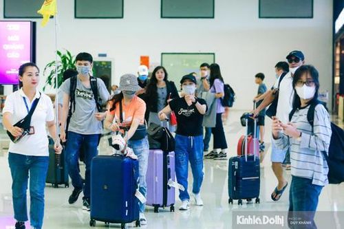 Sân bay Nội Bài tấp nập khách trong ngày đầu nghỉ lễ Quốc khánh 2/9