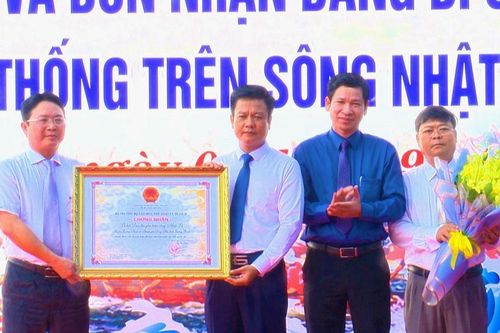 Đón bằng công nhận Di sản văn hóa phi vật thể cấp quốc gia lễ hội đua thuyền truyền thống sông Nhật Lệ