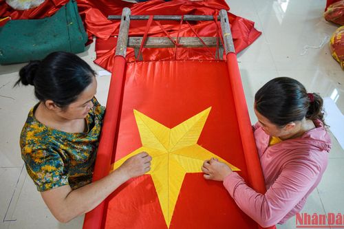 Làng may cờ Tổ quốc