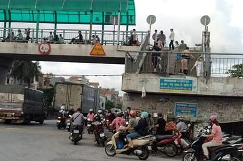 Gầm cầu vượt Lê Xá đang bị chiếm dụng