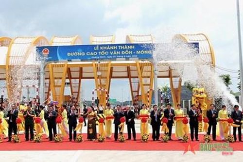 Thủ tướng Chính phủ Phạm Minh Chính cắt băng khánh thành cao tốc Vân Đồn-Móng Cái