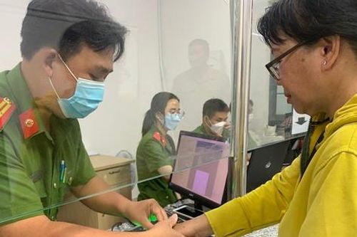 Cấp CCCD gắn chip xuyên lễ cho người dân ở TPHCM