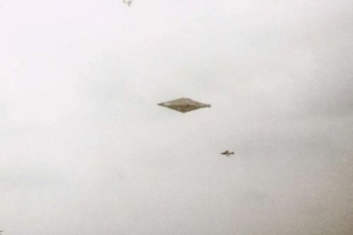 'Sốt xình xịch' ảnh UFO rõ nét được công bố sau 32 năm giấu nhẹm