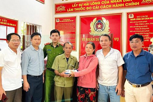 Hành động bất ngờ của cặp vợ chồng nhặt được bọc tiền 200 triệu đồng