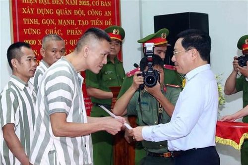 Phó Thủ tướng Phạm Bình Minh trao quyết định đặc xá tại Trại giam Vĩnh Quang