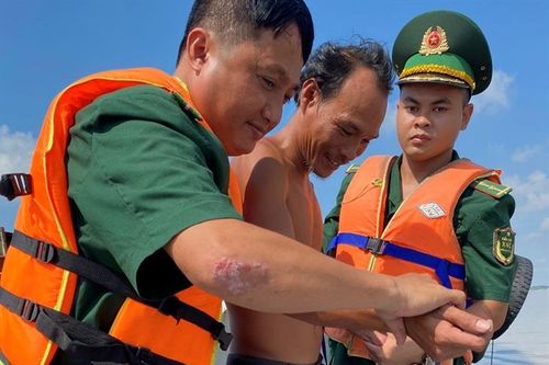 Kịp thời cứu 3 thuyền viên bị nạn trên sông Soài Rạp
