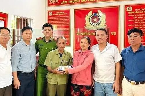 Đôi vợ chồng trả lại bọc tiền 200 triệu đồng cho người đánh rơi