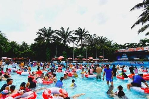 Các khu vui chơi giải trí tại TPHCM chật kín người trong ngày nghỉ lễ đầu tiên