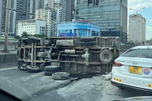 Xe tải gãy trục bánh sau, lật giữa đường Vành đai 3 trên cao