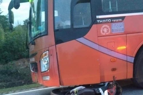Va chạm với xe khách, hai người đàn ông đi xe máy tử vong