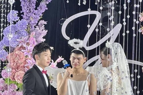 Chàng trai mặc váy thiên thần trong đám cưới chị gái