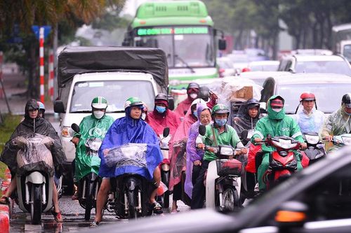 Hà Nội: Người dân đội mưa rời thành phố trong nghỉ lễ Quốc khánh 2/9