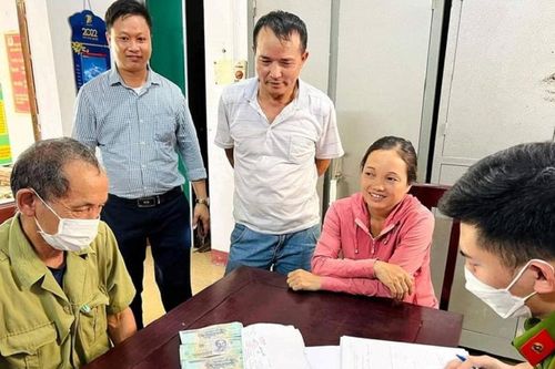 Hai vợ chồng nhặt được bọc tiền 200 triệu đồng và hành động quả quyết sau đó