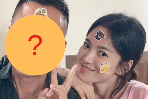 Bắt gặp Song Hye Kyo để mặt mộc, xuất hiện bên người đàn ông lạ