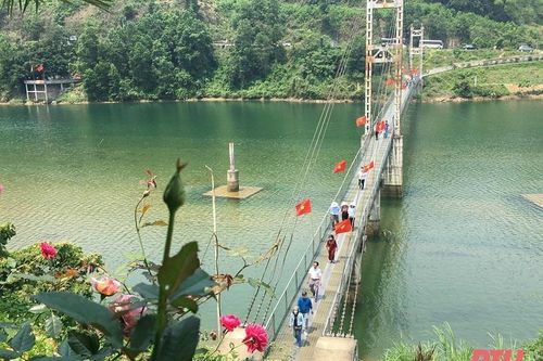 Du khách đổ về các khu du lịch sinh thái trong ngày đầu kỳ nghỉ lễ