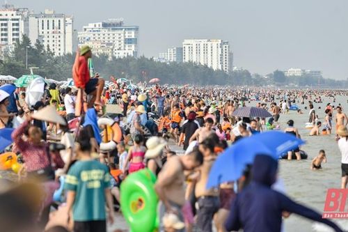 Du khách đổ về biển Sầm Sơn trong ngày đầu nghỉ lễ Quốc khánh