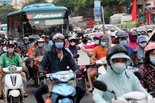 Dòng người hối hả về quê nghỉ lễ 2/9, nhiều nhà xe chạy như 'rùa bò' để đón khách, giao thông kẹt cứng