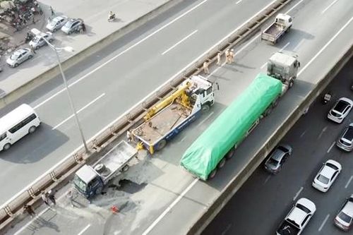 Xe tải gãy trục lật chắn ngang đường vành đai 3 trên cao