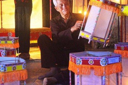 Cụ ông 82 tuổi dành cả đời người 'giữ hồn' Trung thu bằng đèn kéo quân