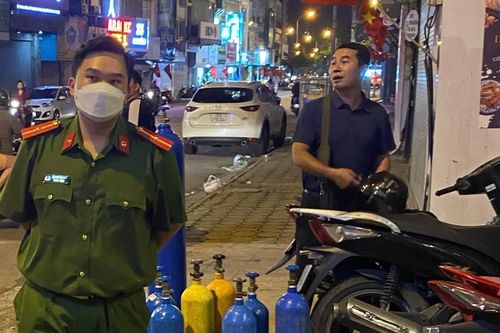 Cảnh sát đột kích 2 quán cà phê, pub trong đêm, phát hiện nhiều bình 'khí cười'