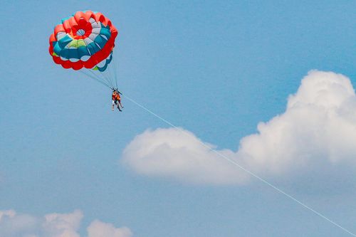 Du khách đội nắng đi tour biển đảo ở Nha Trang