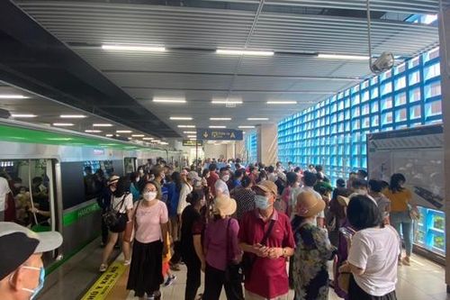 Nghỉ lễ Quốc khánh, người dân chen chúc đi tàu điện Cát Linh - Hà Đông