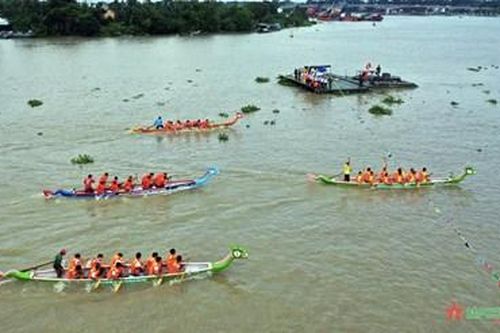 Sôi động giải đua thuyền truyền thống tại TP Thủ Dầu Một